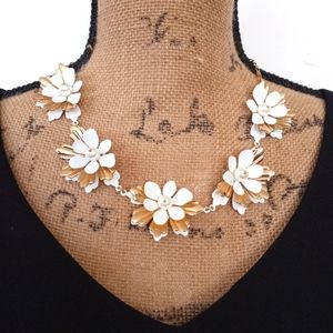 NWT White & Gold Floral Chunky Statement Necklace